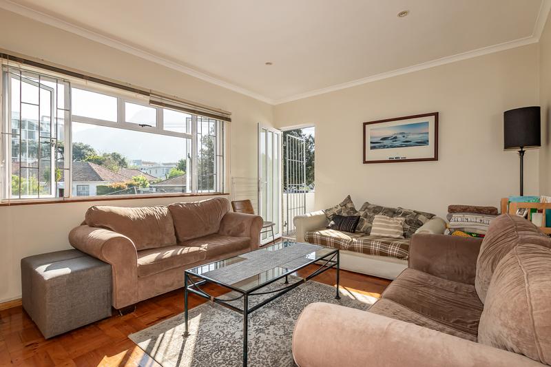 Sunny & Spacious 2 Bedroom apartment with Mountain Views in Claremont Upper