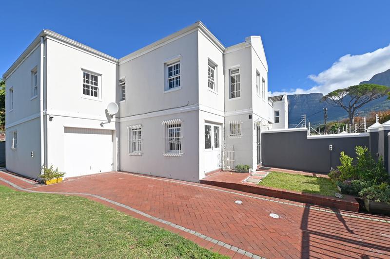 Easy Living 3 Bed Townhouse in Prime Location